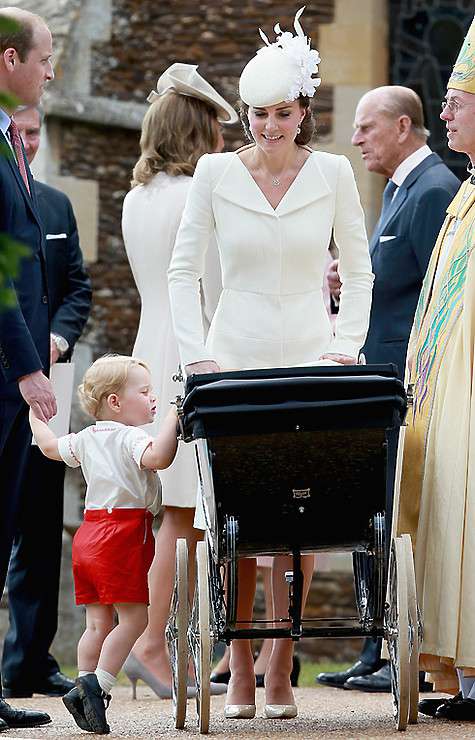 На крещении принц Джордж любопытно заглядывал в коляску к младшей сестре, много улыбался и непринужденно болтал с королевой Великобритании, чем умилял всех присутствующих. Фото: Rex Features/Fotodom.ru.