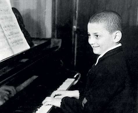 Уже в шесть лет Гриша играл на пианино, сочинял стихи и писал сказки. Фото: личный архив Любови Гориной.