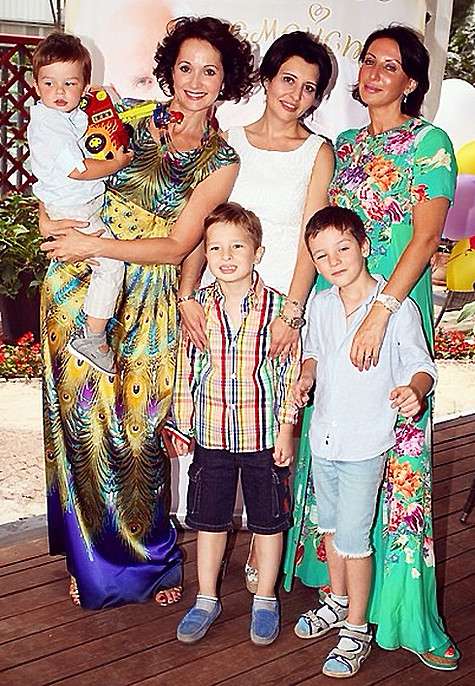 Ольга Кабо и Алика Смехова с детьми. Фото: Instagram.com/kabo_olga.