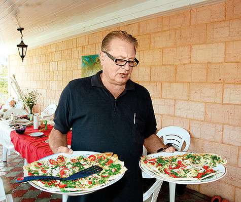 Валентин Георгиевич не только любит вкусно покушать, но и увлекается кулинарией, с удовольствием балует своими блюдами гостей. Фото: личный архив.