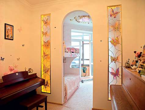 В квартире у артистки много бабочек. Они украшают и эксклюзивный комод в стиле ар-деко в гостиной, и арку в детскую комнату. Фото: Мигель.