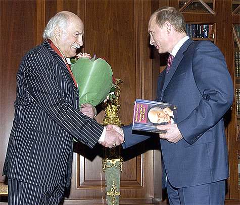 В 2005 году Владимир Путин поздравил Владимира Зельдина с 90-летним юбилеем и вручил ему «Орден за заслуги перед Отечеством» третьей степени.