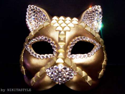 Мои маски – это очень дорогие предметы роскоши, - говорит певец. Фото: материалы пресс-служб.