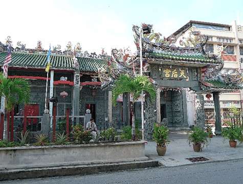 Хотя Малайзия – страна мусульманская, на Пенанге повсюду – китайские храмы.