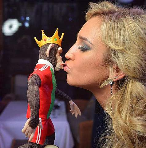 Ольга Бузова зацеловала шоколадную шимпанзе с торта Дмитрия Тарасова. Фото: Instagram.com/buzova86.