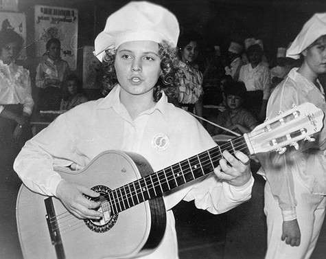 Уже в юном возрасте Света демонстрировала свои музыкальные способности. Фото: личный архив Светланы Сургановой.