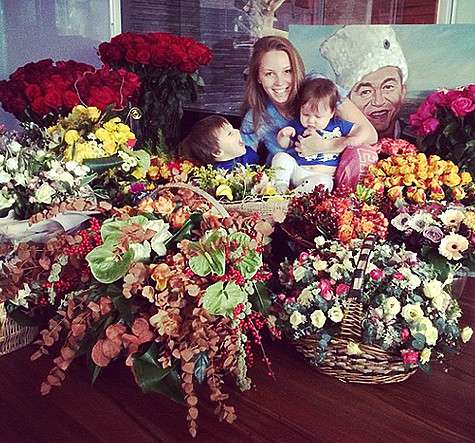 polinadibrova_dmitrydibrov: “Сашенька сказал: Мама, это лес! В комнате невероятный аромат, буйство красок, пожалуй, я соглашусь! Лес цветов!” Фото: Instagram.com/polinadibrova_dmitrydibrov.