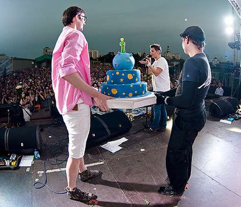 Кусочки огромного трехъярусного торта в виде мальчика на шаре передавали в зрительский зал. Фото: Наталья Габбасова.