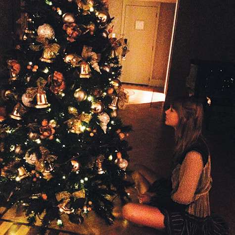 Тейлор Свифт медитирует перед новогодней елкой. Фото: Instagram.com.