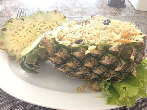 Рис в ананасе с кусочками отварной курицы – блюдо абсолютно не острое, поэтому его можно смело давать детям. Рис в ананасе с кусочками отварной курицы – блюдо абсолютно не острое, поэтому его можно смело давать детям.