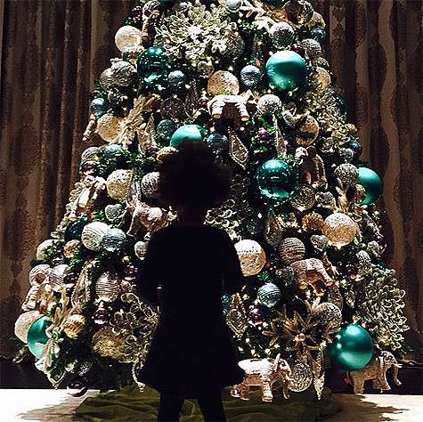 Дочь Бейонсе на фоне новогодней елки. Фото: Instagram.com.