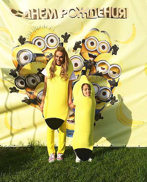 Алена Водонаева с сыном Богданом в костюмах бананов. Фото: Instagram.com.