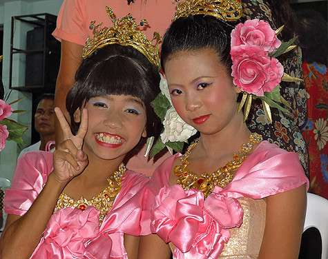 ... И артистки столичных шоу... ... И артистки столичных шоу...