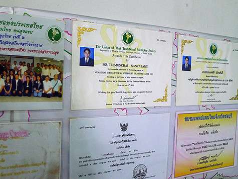 Все стены в его салоне увешаны сертификатами, дипломами и грамотами. Все стены в его салоне увешаны сертификатами, дипломами и грамотами.