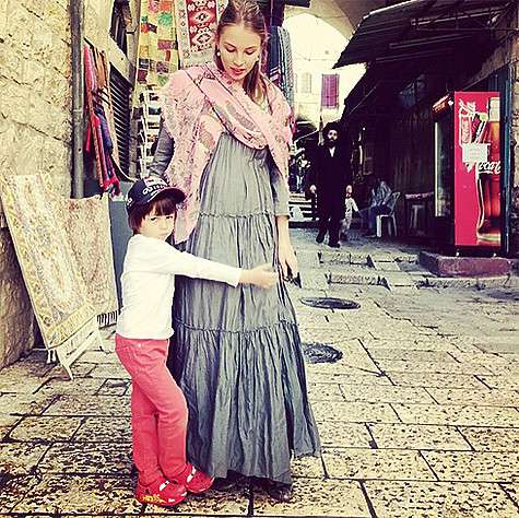 Полина Диброва с сыном на одной из торговых улиц города. Фото: Instagram.com/polinadibrova_dmitrydibrov.