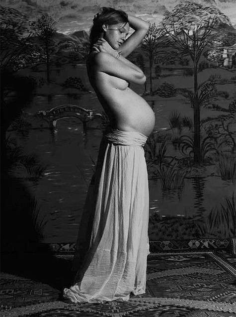 Саша Пивоварова снялась в откровенной фотосессии перед родами. Фото: Twitter.com