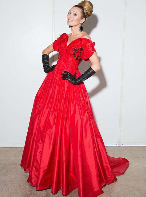 В красном платье певица открывала показ. Фото: материалы пресс-служб.