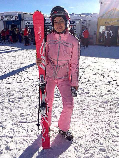 Лада Дэнс теперь является обладательницей именных лыж. Фото: материалы пресс-служб.