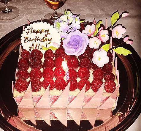 Не обошлось и без именинного торта, шампанского и танцев в ночном клубе. Фото: Instagram.com/Allamikheeva.