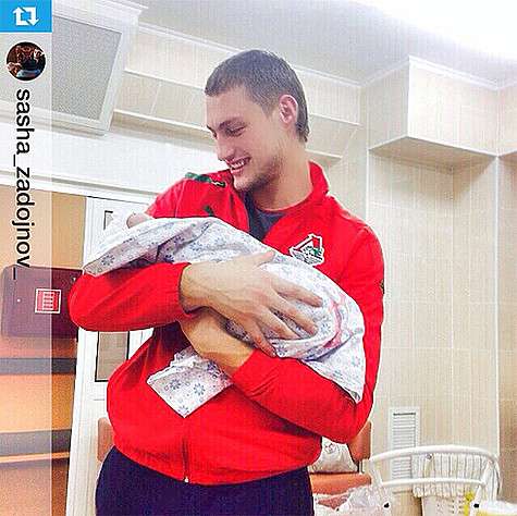 Александр Задойнов впервые взял новорожденную дочь на руки. Фото: Instagram.com/elina_kamiren_.