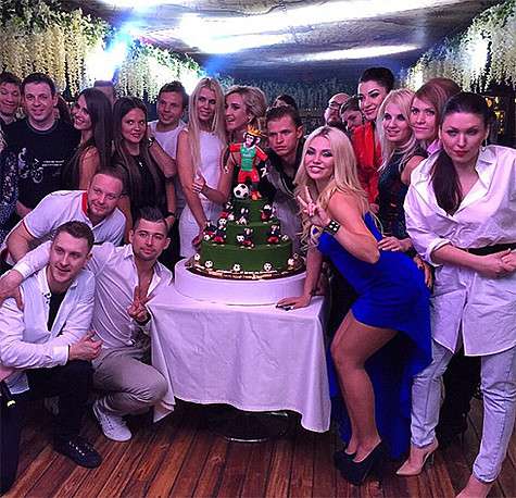 На дне рождения Дмитрия Тарасова присутствовали и звездные гости - рэпер T-Killah и певица Ирина Дубцова. Фото: Instagram.com/buzova86.