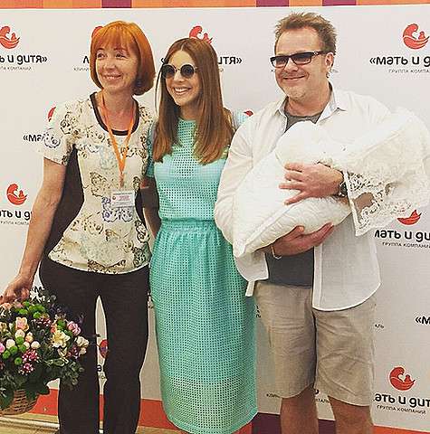 Владимир Пресняков и Наталья Подольская с врачом, благодаря которой их сын появился на свет. Фото: Instagram.com/nataliapodolskaya.