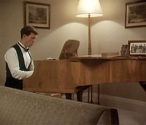 Игра героя Хью Лори на фортепиано — оригинальная находка сериала. В книгах Берти играет только на банджо. Фото: материалы пресс-служб.