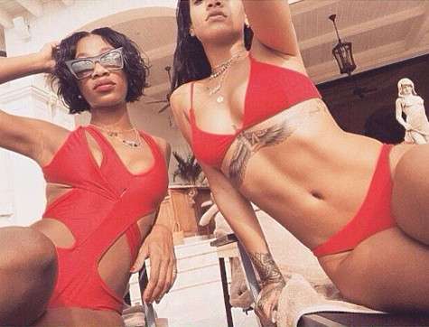 Рианна с подругой позируют в красных купальниках. Фото: Instagram.com/badgalriri.