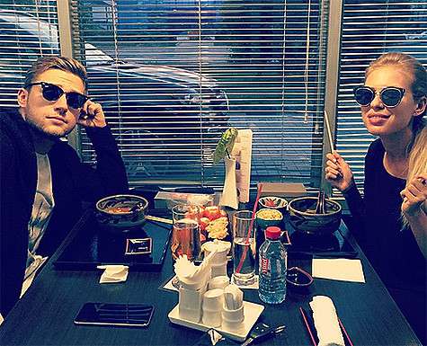 Накануне свадьбы Соколовский и Дакота дурачились в азиатском ресторане. Фото: Instagram.com/ritadakota.