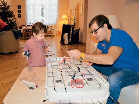 Младший сын любит мальчишеские игры в которые играет с папой. Фото: личный архив Анны Банщиковой.