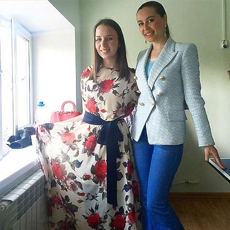 Юля Михалкова решила презентовать наряды 60 девушкам из малообеспеченных и многодетных семей, которые заканчивают учебу в этом году. Фото: материалы пресс-служб.