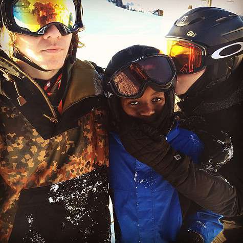 Мадонна и ее младшие дети отдают предпочтение лыжам. Фото: социальные сети