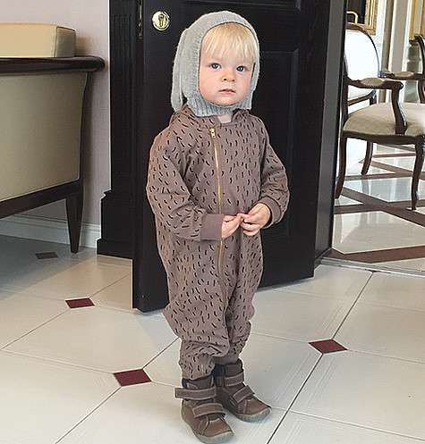 Александру Плющенко в январе исполнится 2 года, но у него уже есть официальная подружка. Фото: Instagram.com.