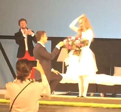 Светлане Ходченковой сделали предложение руки и сердца прямо на сцене театра. Фото: Instagram.com.