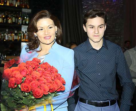 Самыми дорогими гостями на празднике были, конечно, жена именинника Лола и сын Кирилл. Фото: материалы пресс-служб.