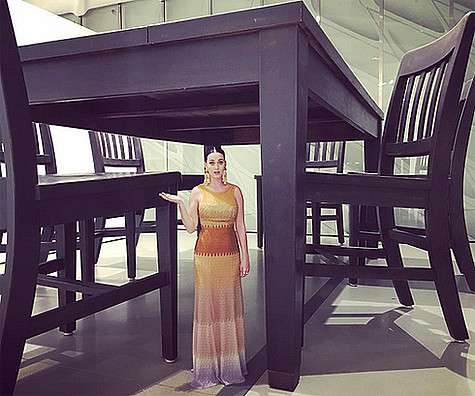 Кэти Перри и инсталляция «Под столом». Фото: Instagram.com/katyperry.