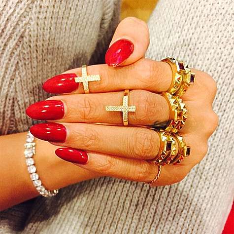 Рианна обожает длинные ногти и отдает предпочтение ярким цветам. Фото: Instagram.com/badgalriri.
