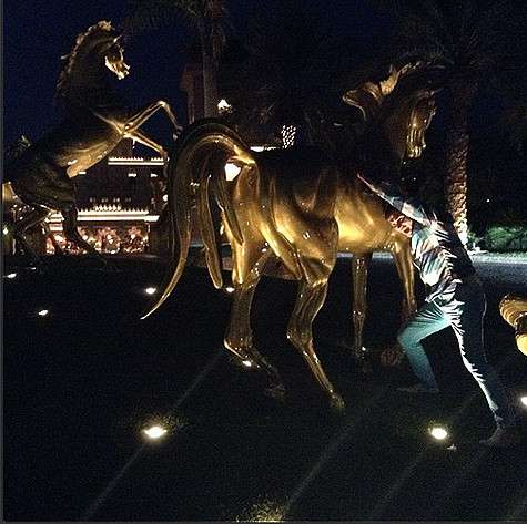 Продюсеру понравился бронзовый конь, которого Алибасов попытался оседлать. Фото: Instagram.com/bari_alibasov.