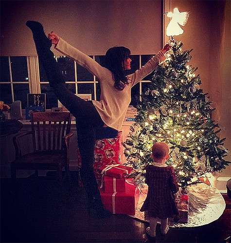 Супруга Алека Болдуина - инструктор по йоге, поэтому даже новогоднюю елку она наряжает, приняв очередную асану. Фото: Instagram.com.