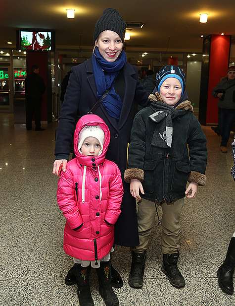 Мария Шалаева пришла на премьеру мультфильма «Три богатыря: Ход конем» с сыном и дочерью.
