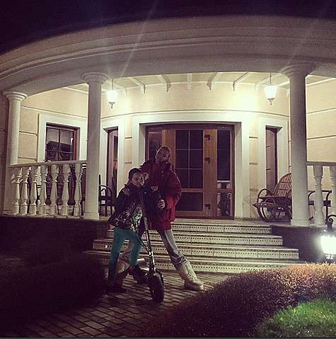 Вчера поздним вечером Настя и Ариша отправились покататься по поселку на самокатах. Фото: Instagram.com/volochkova_art.