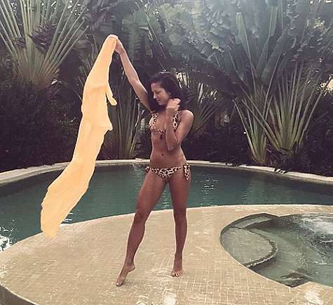 Артистка решила не только прокомментировать слухи об интересном положении, но и продемонстрировать свою идеальную фигуру. Фото: Instagram.com/nyusha_nyusha. Артистка решила не только прокомментировать слухи об интересном положении, но и продемонстрировать свою идеальную фигуру. Фото: Instagram.com/nyusha_nyusha.