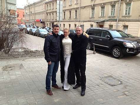 Анастасия Волочкова с Бахтияром Салимовых и еще одним спутником. Фото: Twitter.com.
