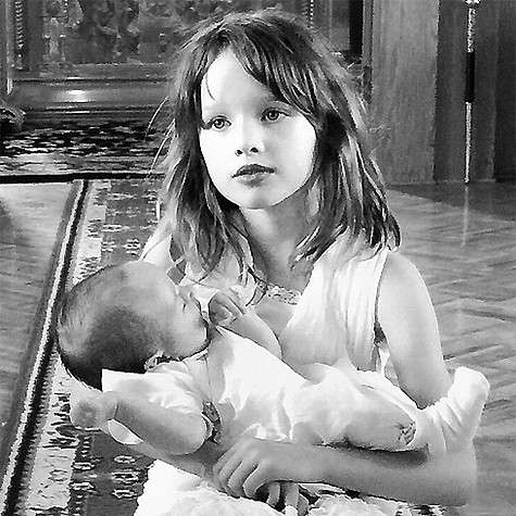 Дочки Милы Йовович Эвер и Дэшиел. Фото: Instagram.com/millajovovich.