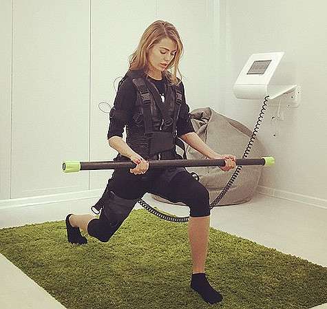 Виктория Боня осваивает новый вид тренировок. Фото: Instagram.com/victoriabonya.
