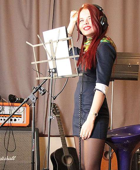 До конца года Елена Князева планирует выучить один сложный кавер, записать две новые песни на студии и научиться садиться на шпагат. Фото: материалы пресс-служб.