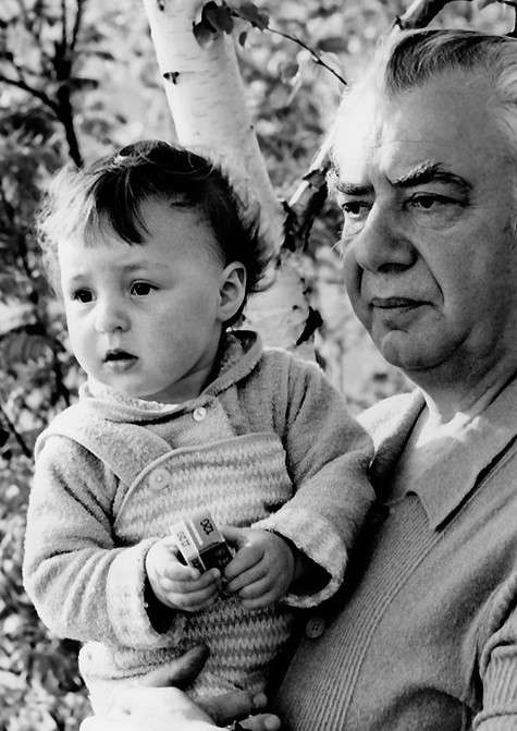 Наша героиня с дедушкой, Григорием Ефимовичем. В этом году он отметил 90-летний юбилей. Фото: личный архив Анастасии Голуб.