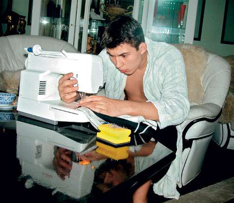 «Отец считал, что держит меня в строгости. Однажды за какой-то проступок он заставил меня шить самому себе одежду». Фото: личный архив Бари Алибасова. «Отец считал, что держит меня в строгости. Однажды за какой-то проступок он заставил меня шить самому себе одежду». Фото: личный архив Бари Алибасова.