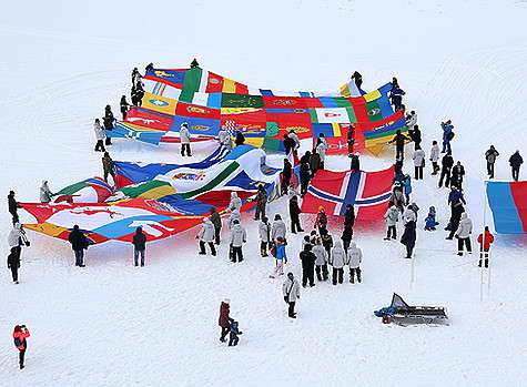 Участники экспедиции развернули гигантские флаги России и Норвегии, а также флаги всех субъектов Российской Федерации общей площадью свыше 2000 квадратных метров.