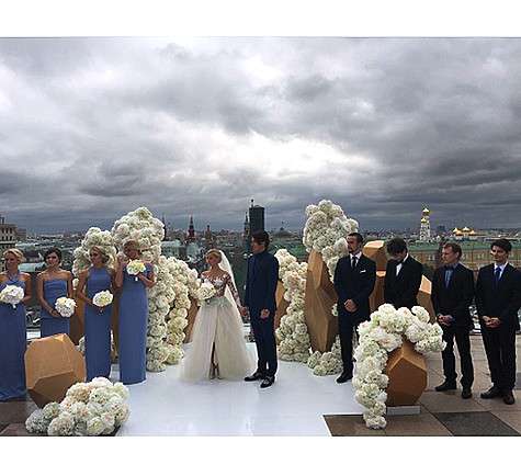 Фигуристы расписались в Тверском ЗАГСе Москвы, а торжественная церемония прошла на крыше отеля Ritz-Carlton. Фото: Instagram.com/alenaakhmadullina.